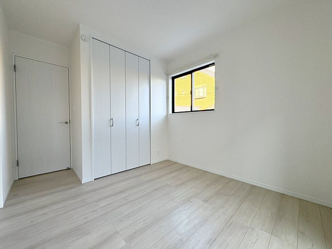 【子供部屋】 | 新座市栄3丁目　新築一戸建住宅　全5棟　(保谷店) | 1階5帖/玄関とリビングの2方向から出入り可能！客間やキッズルームにも便利なお部屋です。