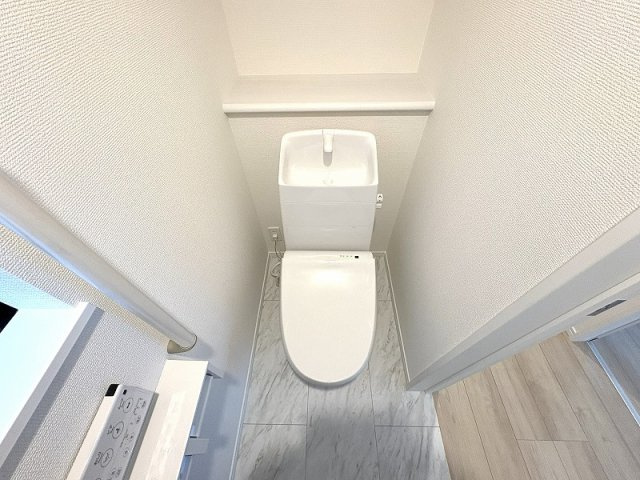 【トイレ】 | 新座市栄3丁目　新築一戸建住宅　全5棟　(保谷店) | 温水洗浄機能付で清潔感のあるトイレ。