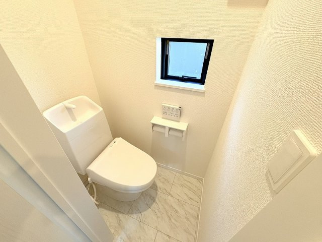 【トイレ】 | 新座市栄3丁目　新築一戸建住宅　全5棟　(保谷店) | 各階に設置されているので来客時も気兼ねなくお使いいただけます。