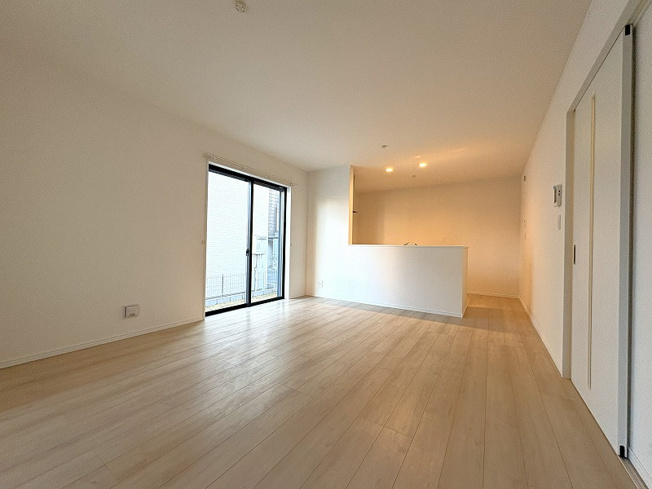 【居間・リビング】 | 新座市栄3丁目　新築一戸建住宅　全5棟　(保谷店) | 暮らしの中心となるリビングは、ご家族で心地良く過ごせる空間に。