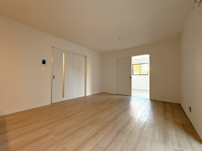 【居間・リビング】 | 新座市栄3丁目　新築一戸建住宅　全5棟　(保谷店) | 木目調のフローリングが美しく、暖かなぬくもりを感じられます。