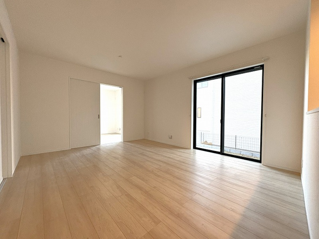 【居間・リビング】 | 新座市栄3丁目　新築一戸建住宅　全5棟　(保谷店) | 対面式キッチンを採用していることで開放感があり、お子様にも目が届きやすいです。