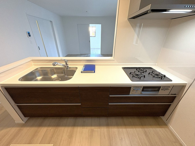 【キッチン】 | 新座市栄3丁目　新築一戸建住宅　全5棟　(保谷店) | キッチンで作業しつつ、ご家族との会話を楽しめる対面式キッチン。