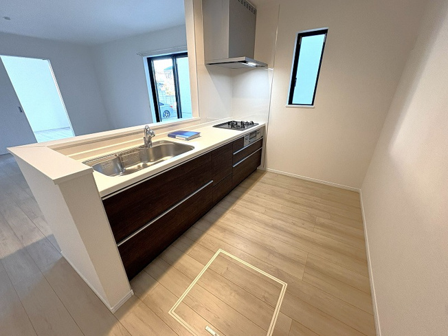 【キッチン】 | 新座市栄3丁目　新築一戸建住宅　全5棟　(保谷店) | 足元には床下収納があり、調味料ストックもスッキリと片付きます。