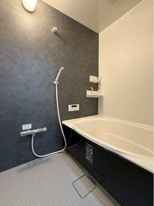 マンション青山カメリアの浴室|新品のユニットバスは一日の疲れを癒してくれます。浴室は都会感のある落ち着いたカラーでまとめました。