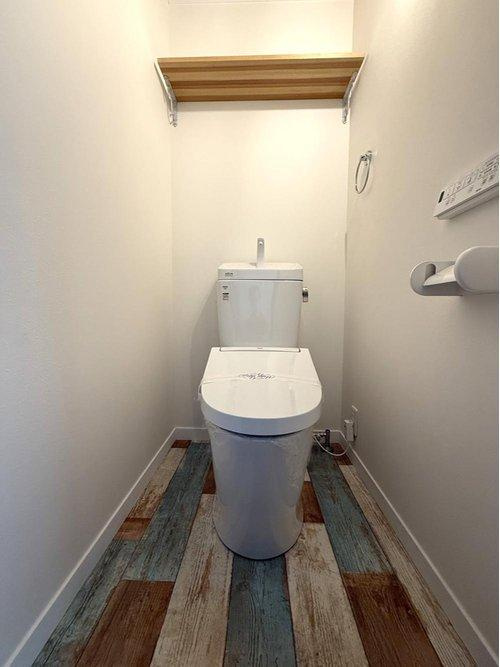 マンション青山カメリアのトイレ|トイレは北欧らしさを感じる床材を使用。気分がリフレッシュできるような空間に仕上げました。