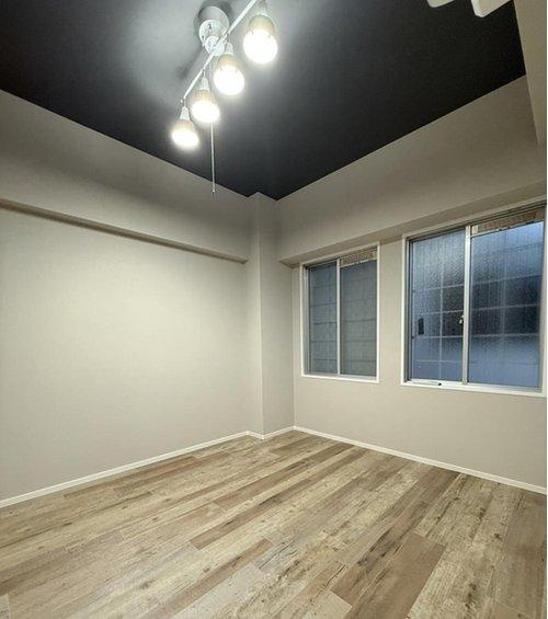 マンション青山カメリアの洋室|玄関近くの4.9帖の洋室は、お部屋の雰囲気をグッと高めてくれるライトを設置済み。