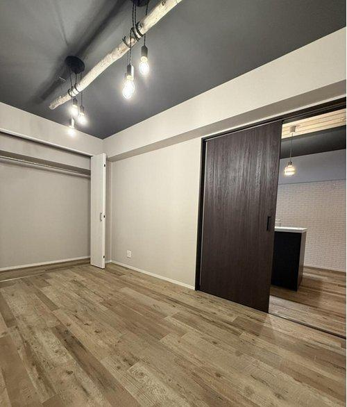 マンション青山カメリアの洋室|リビングに隣接した6帖の洋室は、木材を使用した照明付き。現地でチェックしていただきたいアイテムです。