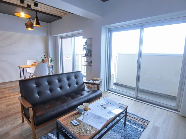 マンション青山カメリアの居間・リビング|日当たり良好のリビング。担当者こだわりを詰め込んだ空間を是非ご覧ください。