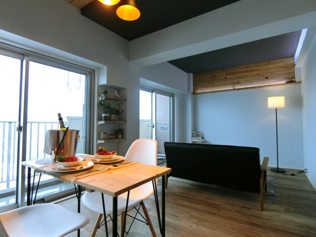 マンション青山カメリアの居間・リビング|開放感あふれる眺望と快適な空間設計。
開放感のあるスペースで、ペットも快適にすごせます。