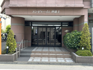 【エントランス】 | お客様を、そして住人を出迎えてくれるマンションのエントランス。ゴミが落ちていないことからも、管理状態の良さや住民の節度の高さが見て取れます。～即日のご見学可能～　お問合せはお気軽にどうぞ。

