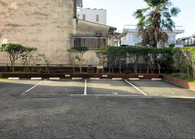 【中庭】 | フジタ八王子マンション | 中庭（パティオ）とは、一つの建築物の内部に設けられた、壁などで囲われている庭のことを指します。コの字型、ロの字型が主流ですが、L字型の中庭もあります。最近では、インテリア性の高さからも人気があります。