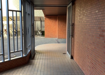 【ロビー】 | フジタ八王子マンション | ロビーというと、エントランスと何がちがうの？と思いますよね。実はロビーとエントランスには明確な決まりはありません。物件によっては、エントランスを入って広がるある程度の広さのある空間がロビーとなります。