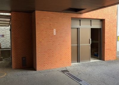 【設備】 | フジタ八王子マンション | 共有部分は、住民なら誰もが使える設備のこと。例えば駐車場やエレベーター、インターネット設備、セキュリティ設備などがあります。他にも、マンションの廊下・外部階段やエントランス・ゴミ置き場などがあります。