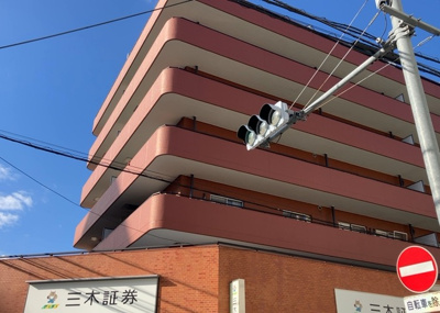 【外観】 | フジタ八王子マンション | 隣家の土地はどうなっているのか、生活利便施設が近くにあるのか、学校まで近いかなど、お客様のライフスタイルにあわせたイメージが重要です。また、近くにあると困る施設が近くにないかも確認するといいでしょう。