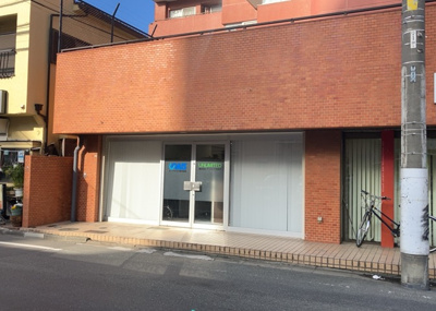 【現況写真】 | フジタ八王子マンション | 道幅が広い場所は日当たりや風通が良好です。幅が広いのですれ違いも可能ですし大きな車でも駐車可能！一方で、大型車が通ることも多くなるため交通量の増加により騒音に繋がります。また土地の値段が高くなります。