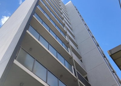 【外観】 | フジタ八王子マンション | ＲＣ造、Reinforced Concreteは直訳すると補強されたコンクリートです。主に柱や梁・床・壁が鉄筋とコンクリートで構成おり、鉄筋を組んだ型枠にコンクリートを流し込んで固めたものを指します。