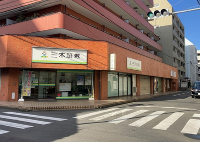【外観】 | フジタ八王子マンション | 外観はマンション管理がされているかの目安になります。築年数が古いと、壁面は劣化してひび割れが生じることも！建物が古びていても細かいところが修繕されていると、きちんと管理されているなぁと感じるでしょう。