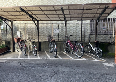 【駐車場】 | フジタ八王子マンション | 車一台あたりに必要なスペースは、標準サイズの普通自動車で横幅2m50cm、長さ5mは必要になります。ただし、乗降のことも考慮して横幅3m30cm、長さ5m50cmほどは確保できるところを選びましょう。