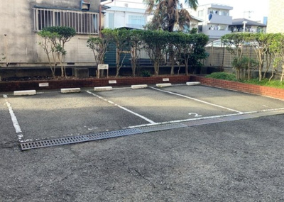 【駐車場】 | フジタ八王子マンション | 駐車場と明記されていても、最小スペースでつくられた駐車場だと大型車は駐車できなかったり、出入りしにくくなったりする可能性があります。お車のサイズと購入したい物件の駐車場のサイズを現地で確認しましょう。