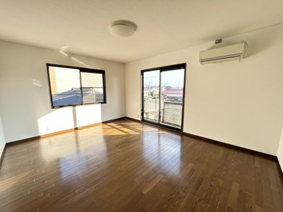 【洋室】 | 汐屋町売家 | 採光窓と収納付き。快適なプライベート空間です！！