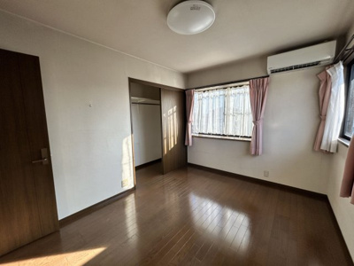 【洋室】 | 汐屋町売家 | 窓から光が入る洋室。クローゼット完備で広々！