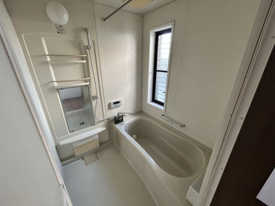 【浴室】 | 汐屋町売家 | 光が入る窓あり浴室。快適なユニットバスです！