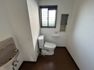 【トイレ】 | 汐屋町売家 | ゆとりの広さ。窓付きで明るい手洗い場付きトイ！