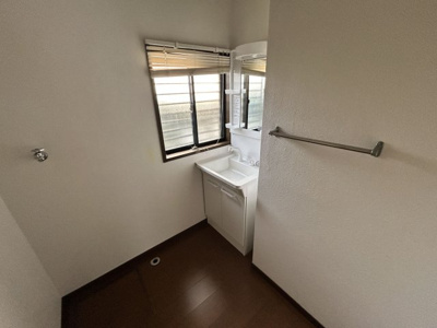 【脱衣所】 | 汐屋町売家 | 湿気がこもりにくい！採光窓のある快適な脱衣所！