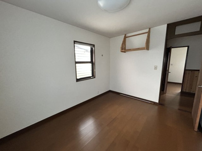【洋室】 | 汐屋町売家 | 2階の洋室。窓から心地よい光が差し込みます