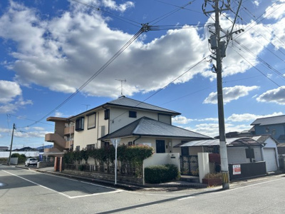 【外観】 | 汐屋町売家 | 日当たり良好な角地。跳ね上げ門扉付きカーポート完備！！