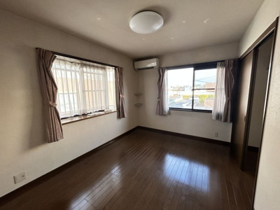 【洋室】 | 汐屋町売家 | 収納付き洋室。プライベートな時間を快適に！！