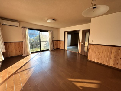 【居間・リビング】 | 汐屋町売家 | 広々20帖。電動シャッター付きで安心・快適です！！