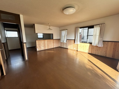 【居間・リビング】 | 汐屋町売家 | 20帖の大空間！家族が集う対面式キッチン！