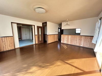 【居間・リビング】 | 汐屋町売家 | 20帖LDK！腰壁付き対面キッチンで会話が弾む！
