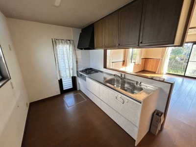 【キッチン】 | 汐屋町売家 | 収納豊富な吊戸棚。家事が捗るシステムキッチン