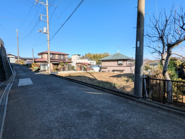 【前面道路含む現地写真】 | 伊勢原市岡崎　売地　■資材置場・駐車場■ | 市街化調整区域のため、閑静な環境です