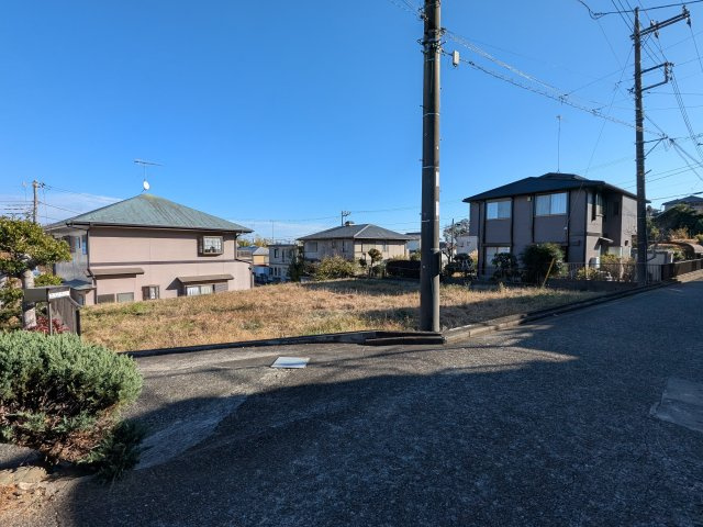 【前面道路含む現地写真】 | 伊勢原市岡崎　売地　■資材置場・駐車場■