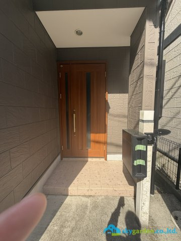 平塚市高根2丁目　中古戸建の玄関
