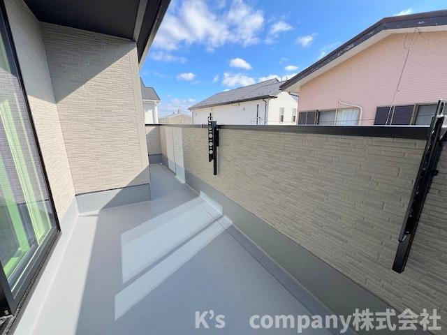 茅ヶ崎市萩園　新築戸建　1号棟のバルコニー|2部屋続きの広いバルコニー◇主寝室の正面はワイドバルコニーになっています◇
