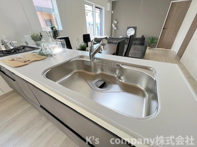 茅ヶ崎市萩園　新築戸建　1号棟のキッチン|耐久性に優れたステンレス素材のシンク◇