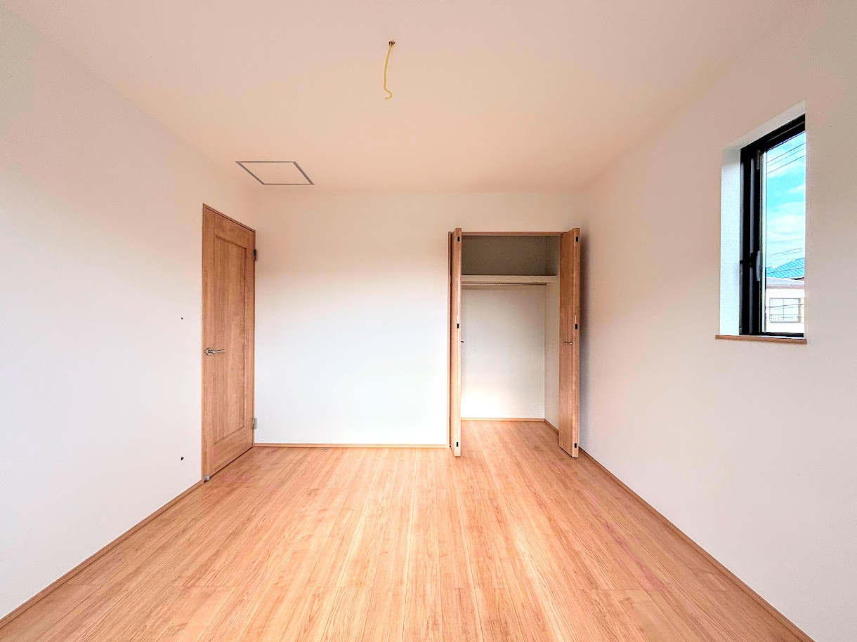 南舞岡4丁目　新築戸建て　第3の洋室|◆室内はいつも明るい印象なので気持ちの良い朝を迎えられます。各部屋にはクローゼットを完備しており、収納が多いお家はすっきりして快適空間です。
