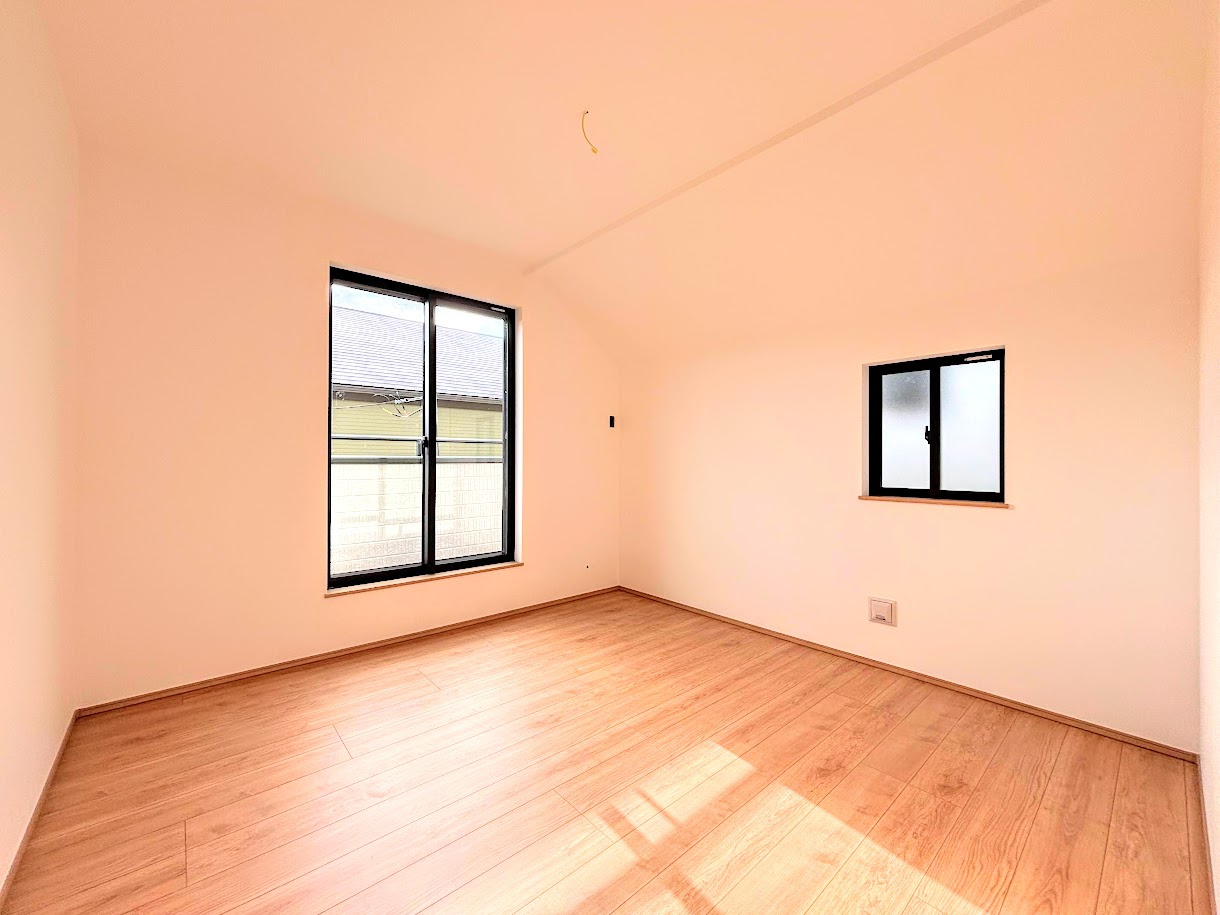 南舞岡4丁目　新築戸建て　第3の洋室|◆気持ちの良い風が室内へ入り込む居室。家具を配置しても広々ご利用いただけます！！
