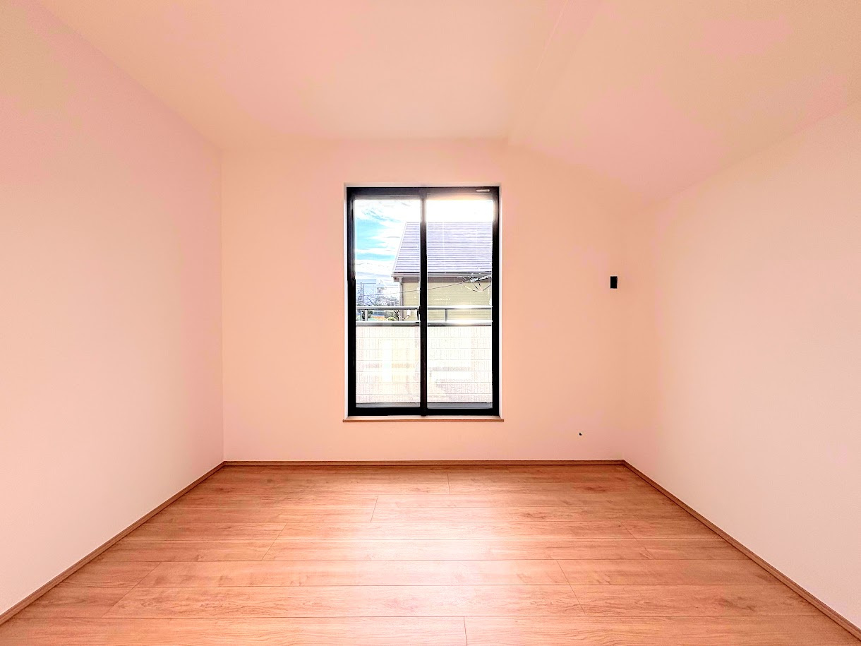 南舞岡4丁目　新築戸建て　第3の洋室|◆子どものスタディ空間として、あるいは書斎やホビールームとして生活スタイルに合わせて使えるプライベートルーム。居心地のいい落ち着いたインテリアが似合います。
