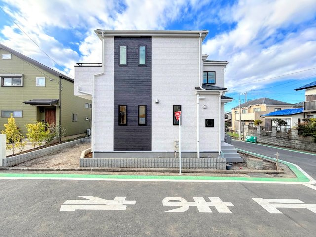 南舞岡4丁目　新築戸建て　第3の駐車場|◆ゆったりとした駐車スペースを確保いたしましたので、お車2台駐車できます。自転車やバイクなど、ゆとりのある敷地で置き場所に困ることはないでしょう。
