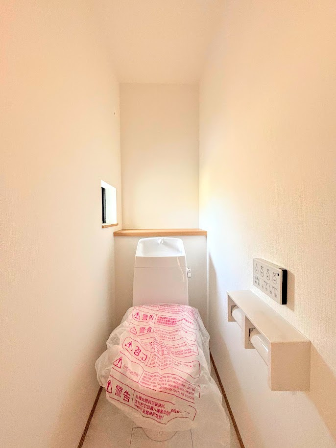 南舞岡4丁目　新築戸建て　第3のトイレ|◆清潔感のある白を基調とした落ち着ける空間。小窓をもうけていますので、こもりやすい空気の入れ替えも簡単に行えますね！
