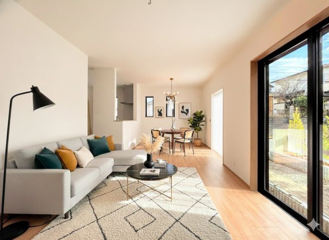 南舞岡4丁目　新築戸建て　第3の居間・リビング|◆家族で食卓を囲むダイニングスペースと、ソファでゆったりくつろぐリビングスペースがしっかり区切られているので家具の配置や用途を使いわけしやすいです。(家具はイメージ写真です）

