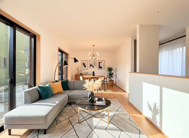 南舞岡4丁目　新築戸建て　第3の居間・リビング|◆一家だんらんのスペースとなるＬＤＫ。窓から明るい光が差し込み、思わず家族の会話も弾む快適な空間。(家具はイメージ写真です）

