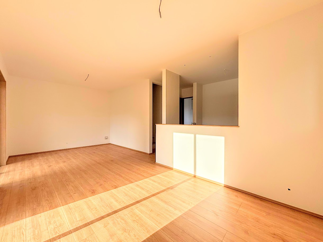 南舞岡4丁目　新築戸建て　第3の居間・リビング|◆リビングは一日中太陽の光が射し込みます。家族が集まる空間は、自然と笑顔が溢れます！(家具はイメージ写真です）

