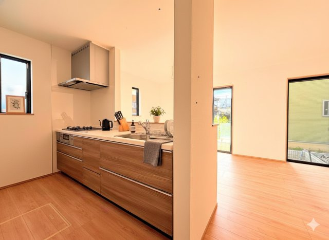 南舞岡4丁目　新築戸建て　第3のキッチン|◆キッチンからダイニングやリビングが見渡せるキッチン。料理をしながら家族とコミュニケーションをとれるだけでなく、大きな開放感も得られることができます。(家具はイメージ写真です）

